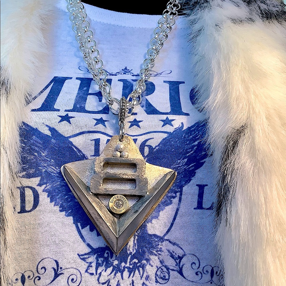 Car emblem statement necklace ( V 8 )